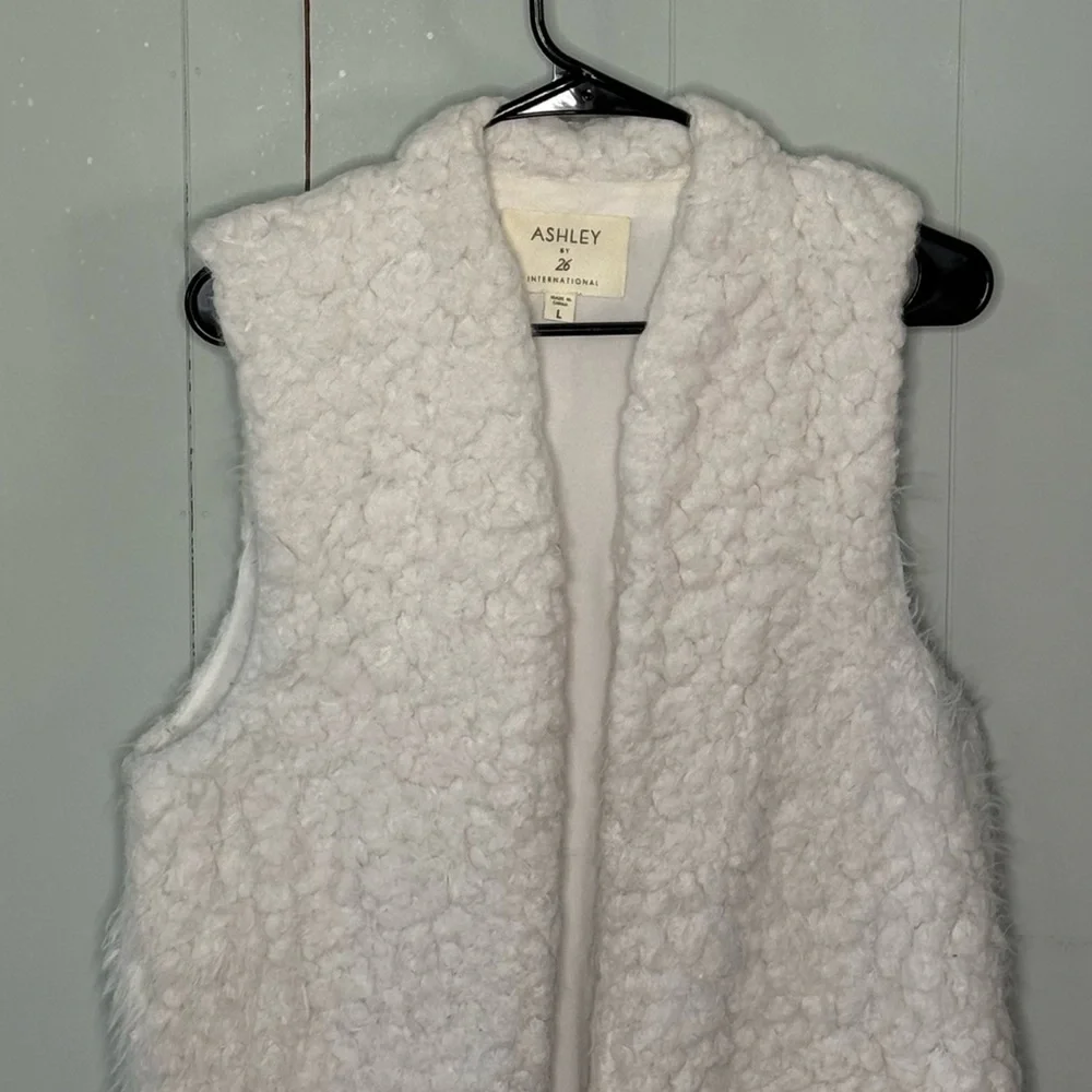 Ashley By 26 International Women's Cream Sherpa Vest - Picture 2 of 4